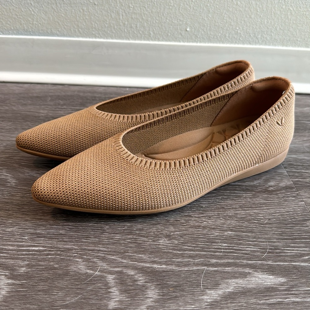 VIVAIA Lightweight Pointed-Ballet Flats (Aria Walker) in Nutmeg